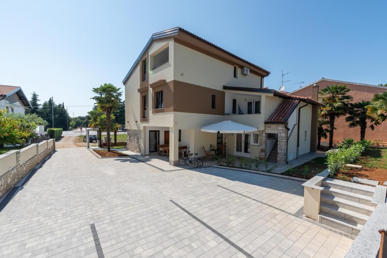 App Sandro With Common Pool Poreč Exterior foto