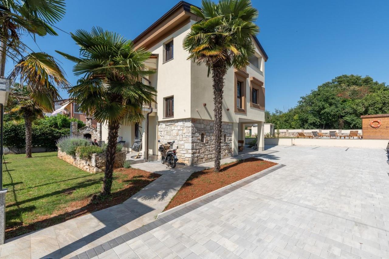 App Sandro With Common Pool Poreč Exterior foto