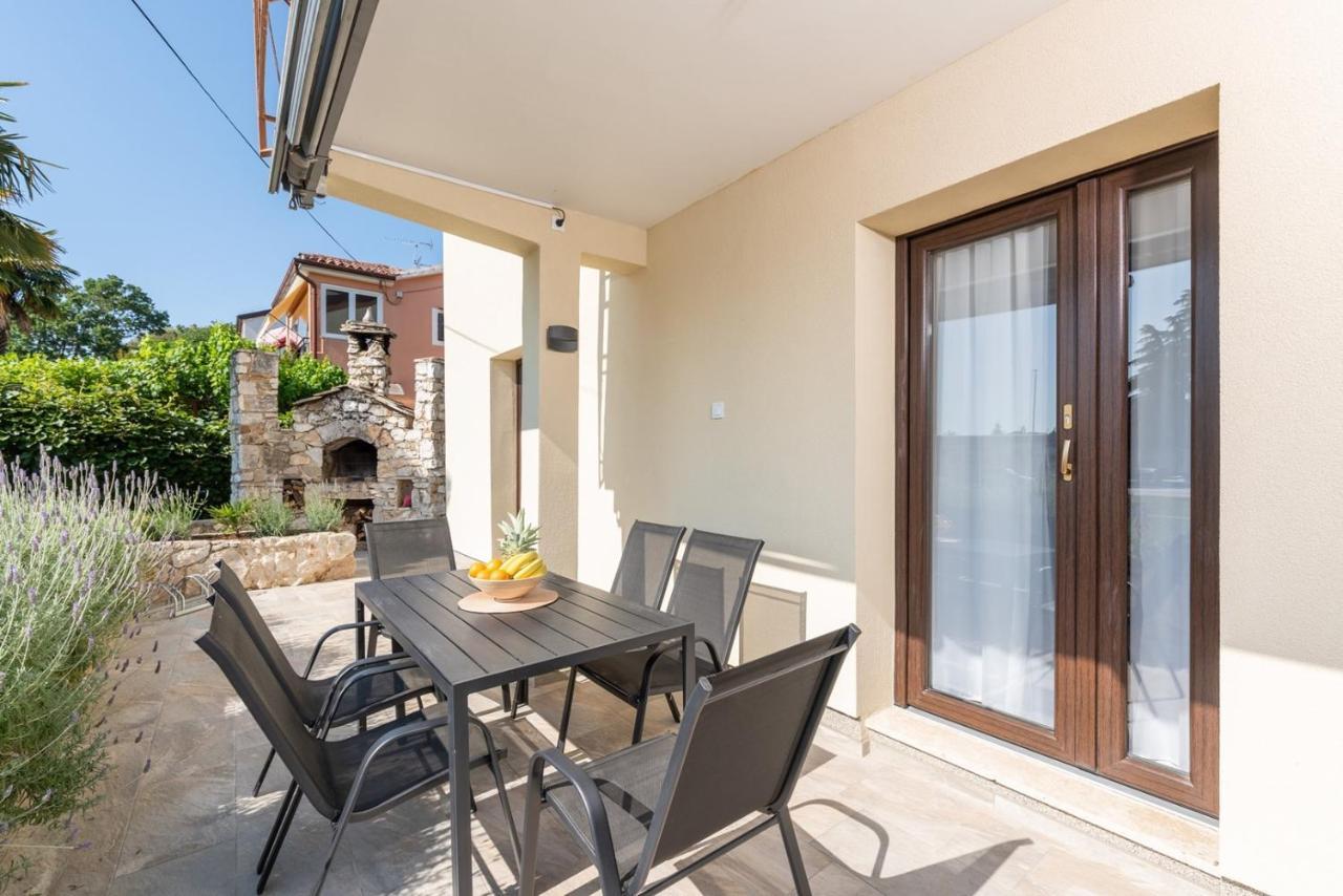 App Sandro With Common Pool Poreč Exterior foto
